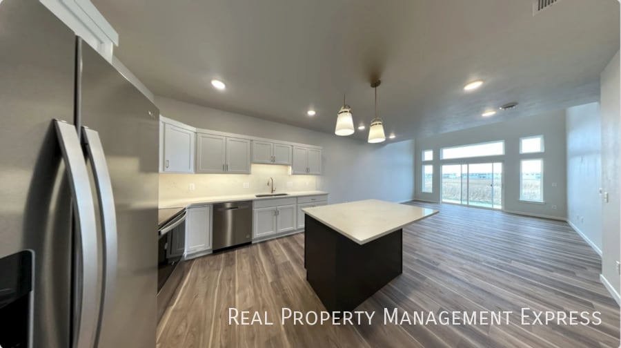 Building Photo - 3 Bedroom 2.5 Bathroom Townhome