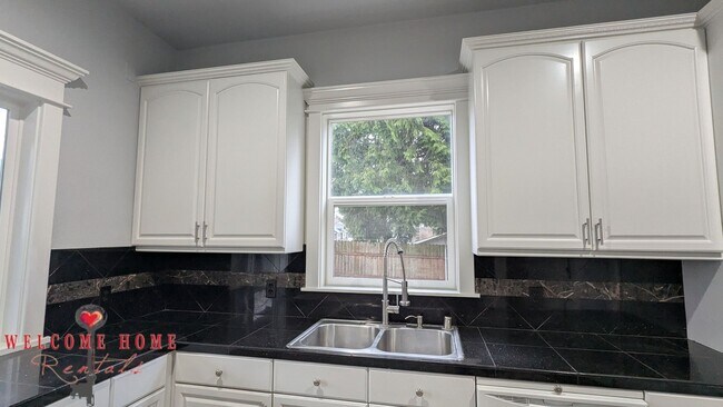 Building Photo - 4520 S Thompson Ave