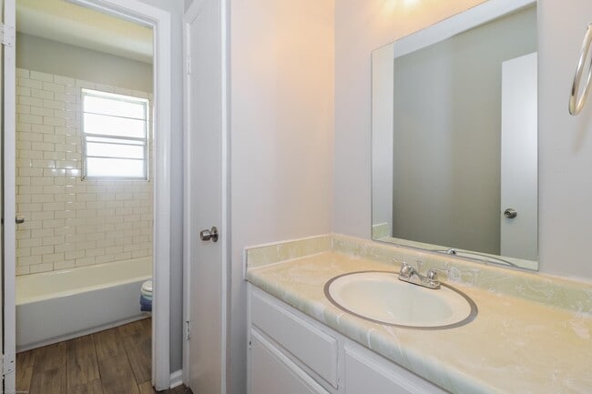 Building Photo - 5380 Albemarle Dr