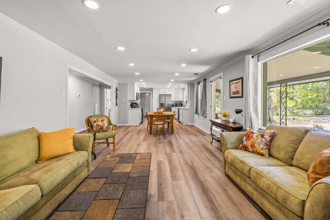 Building Photo - "Charming 3-Bedroom, 2.5-Bath Home Now Ava...