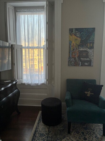 Building Photo - 605 SE Riverside Dr