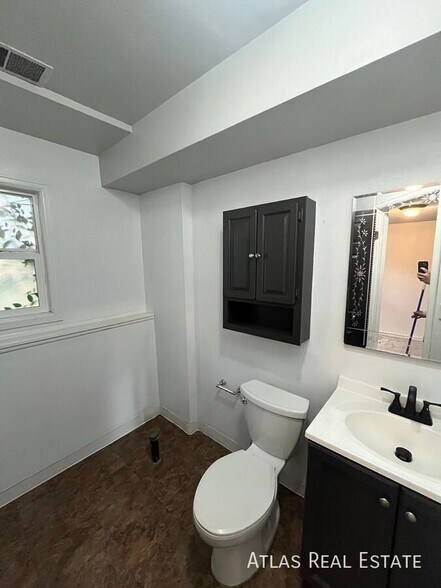 Building Photo - 870 S Leyden St