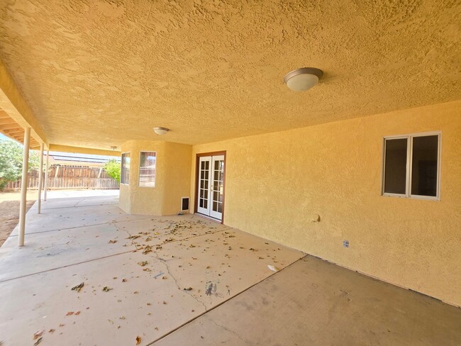 Building Photo - Spacious 4 Bedrooms & 3 Full bathroom Home with Over 2,200 Sq Ft on a Corner Lot!