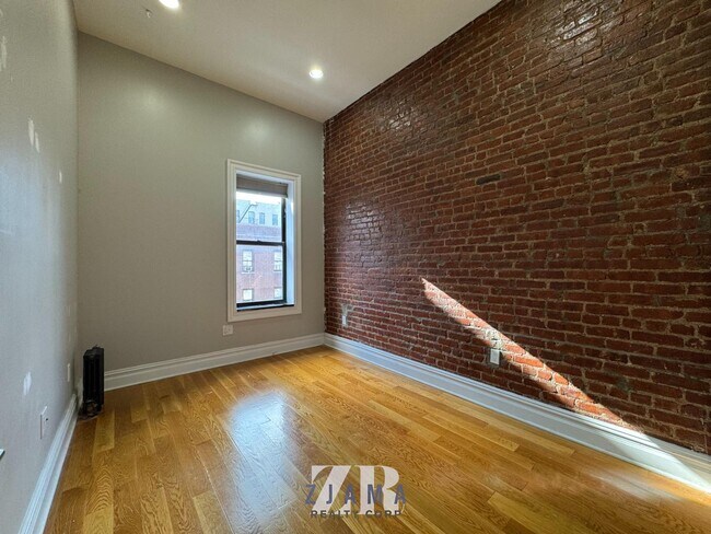 Building Photo - 323 Lincoln Pl
