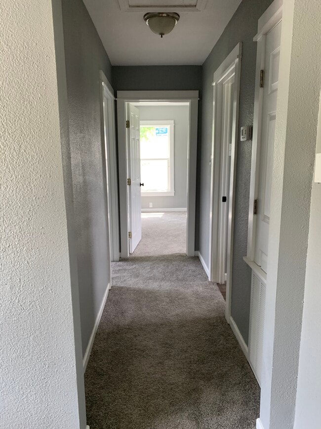 Building Photo - 622 Lansdown Dr