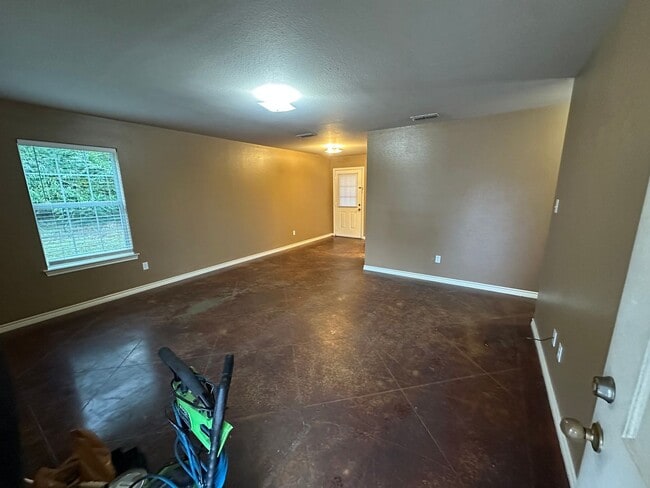 Building Photo - 206 Memory Ln