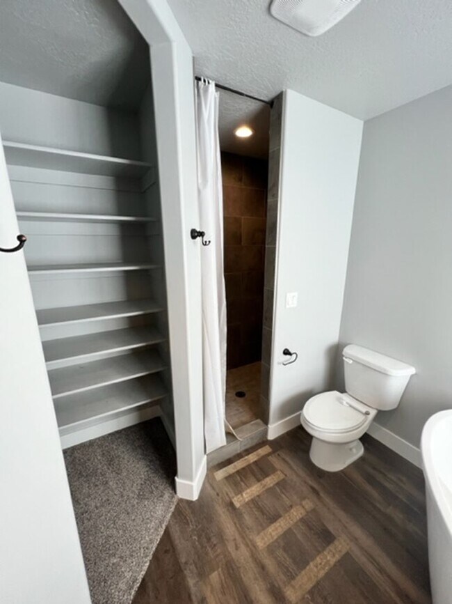 Building Photo - STUNNING 7-BEDROOM HOME IN PLEASANT GROVE