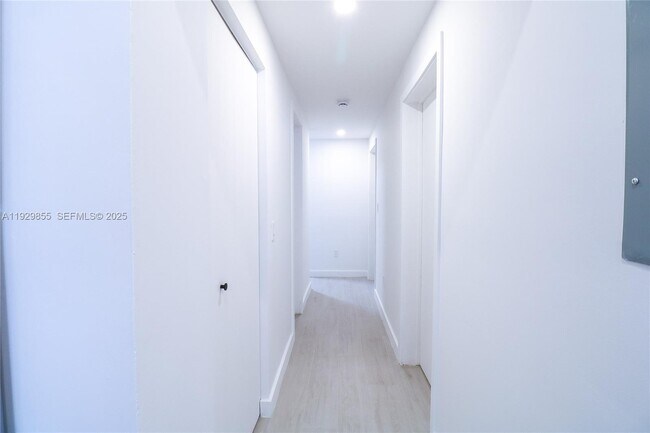 Building Photo - 221 SW 11th Ave