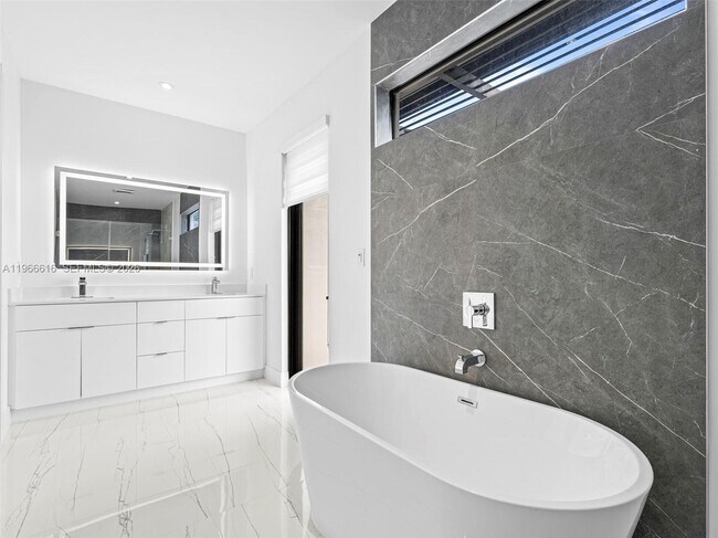 Building Photo - 17902 SW 149th Ct