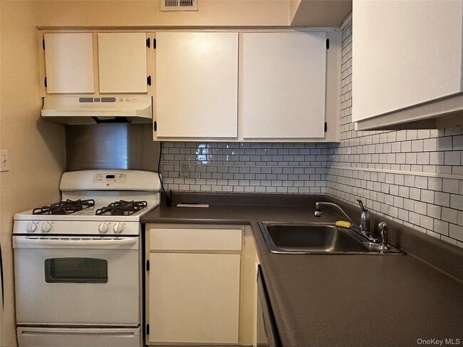 Building Photo - 10 Bailey Ct