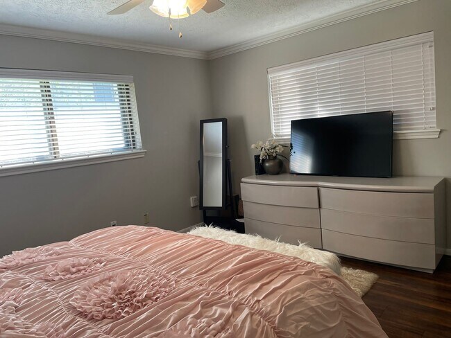 Building Photo - 14227 Sandfield Dr