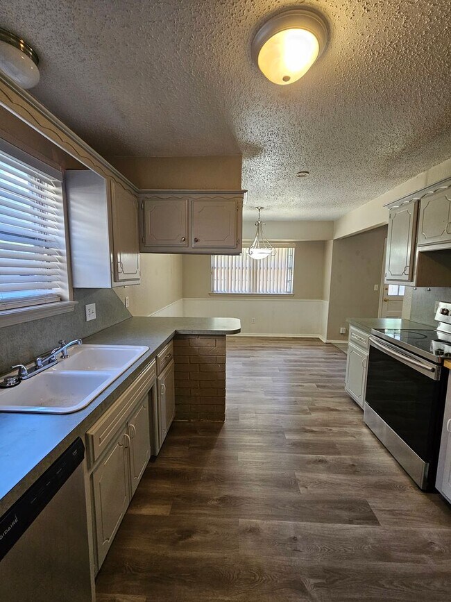 Building Photo - (3) Bed/(2) Bath in South OKC! Storm Shelt...