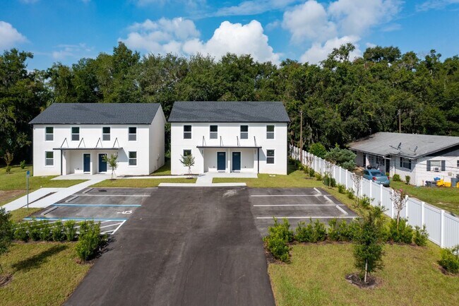 Building Photo - 685 Childs Ave