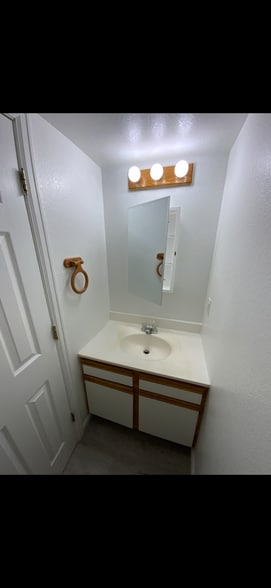 Half bathroom downstairs - 28 Yorkshire Rd