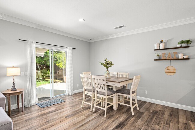 Building Photo - Gorgeous Eastlake Townhome!