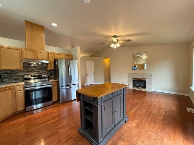 Building Photo - Beautiful Split-Entry 4 Bed 3 Bath Home Fully Fenced Yard