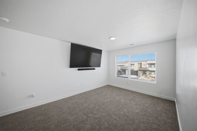 Building Photo - Extra Space, Extra Comfort! 5 Bedroom Home With Bonus Den in Long Valley!