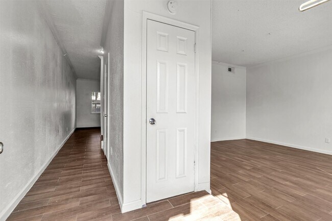 Building Photo - 7700 Creekbend Dr