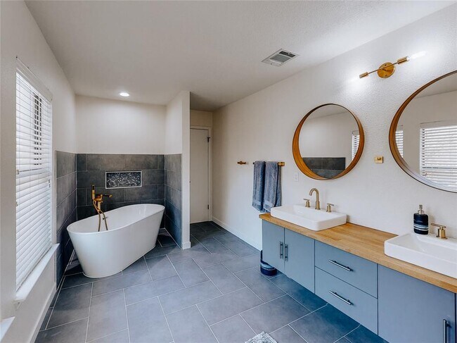 Building Photo - 2010 Carriage Club Dr