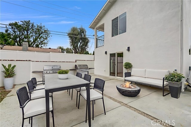 Building Photo - 20302 Oxnard St