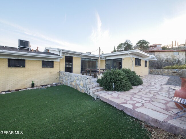 Building Photo - 3213 El Morro Rd