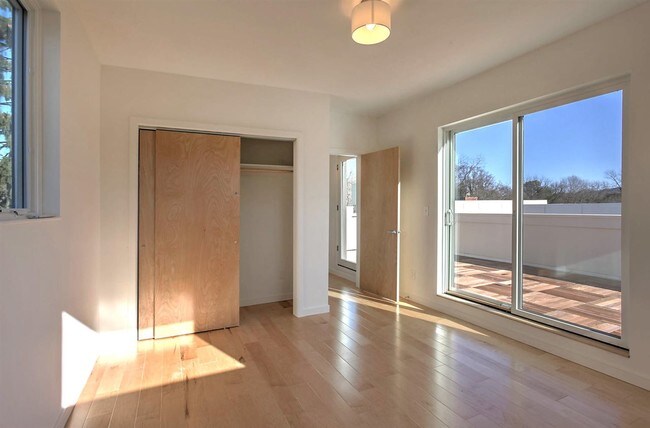 Building Photo - 1130 E High St