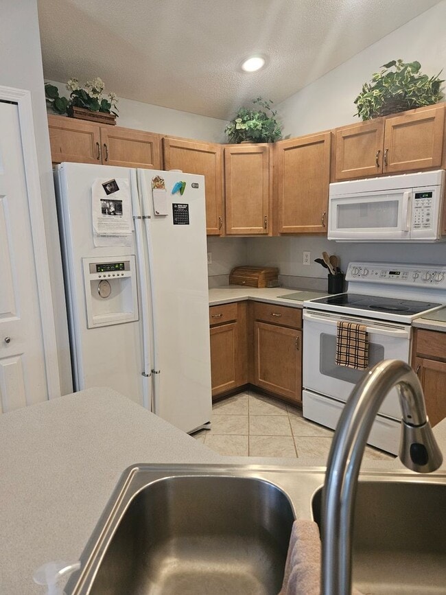 Building Photo - 2 BEDROOM 2 BATH HOME IN  PELICAN BAY GATED COMMUNITY