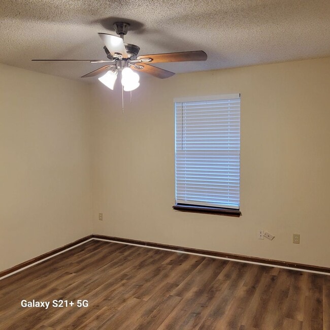 Building Photo - $1150 - 2/2 - Move IN Special!