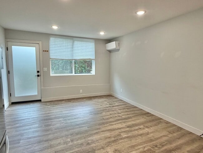 Building Photo - Upscale 3-level Modern Townhome in desired Delridge Neighborhood! Available Now!