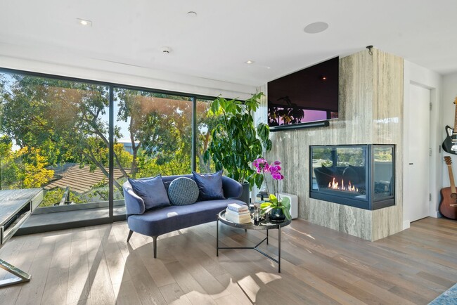 Building Photo - Prestigious Hollywood Hills Home for Rent
