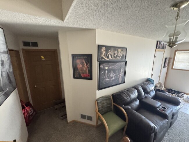 Building Photo - High Ceilings Townhouse Retreat: Spacious 2-Bed, 2-Bath Gem in Woodbury!