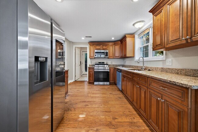 Building Photo - 1065 Lindenwood Ave