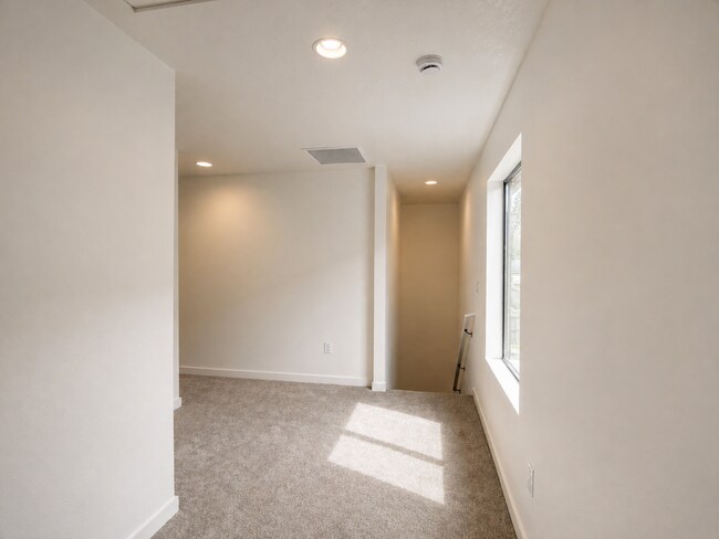 Building Photo - 10112 NE 45th Ct