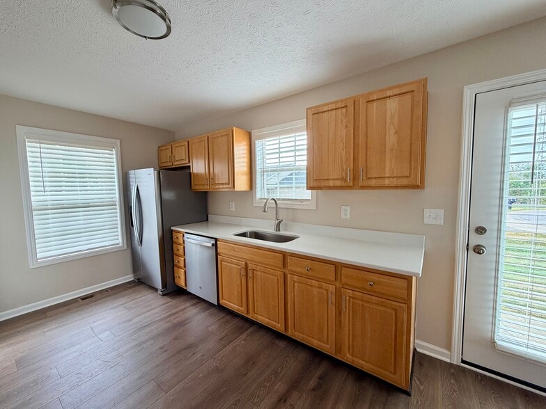 Building Photo - 319 Sandy Ct