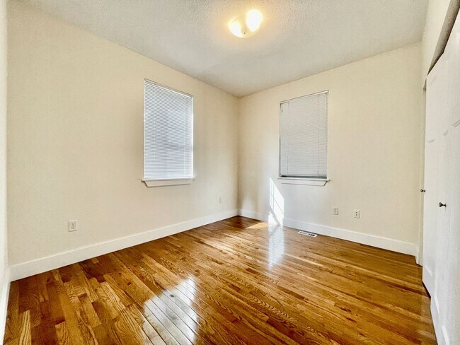 Building Photo - Four Bedroom Home in Eastown