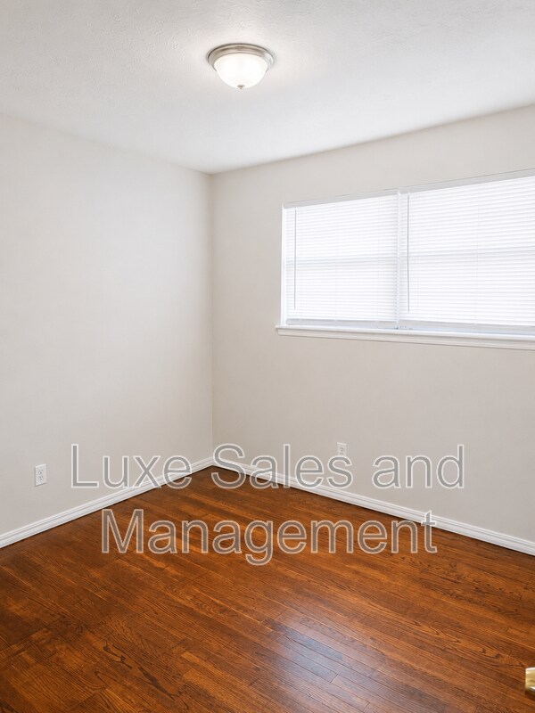 Building Photo - 3508 Meadowbrook Dr