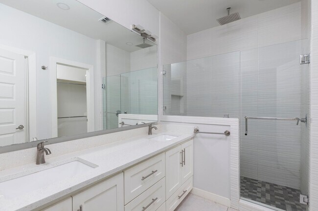 Building Photo - 1822 Sunset Dr