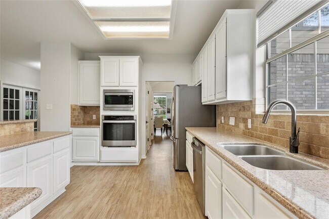 Building Photo - 2045 St Andrews Dr