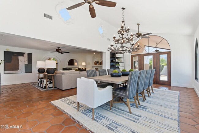 Building Photo - 5828 E Cactus Wren Rd