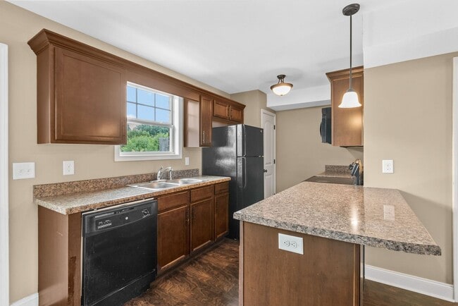Building Photo - Pet Friendly Two Bedroom!