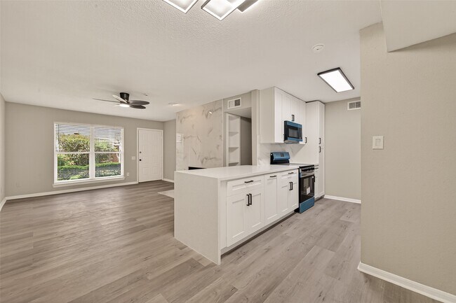Building Photo - 1860 White Oak Dr