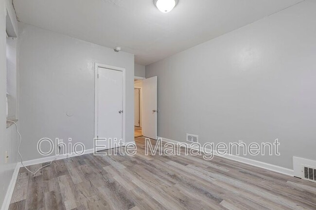 Building Photo - 987 Lilley Ave