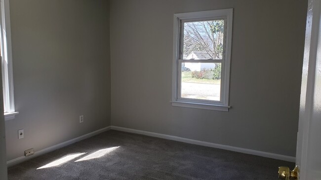 Building Photo - Super convenient to Langley AFB