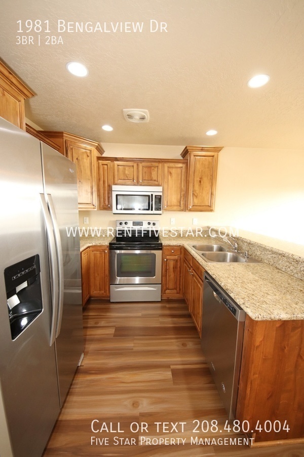 Building Photo - Newer Construction Townhome Available! Vis...