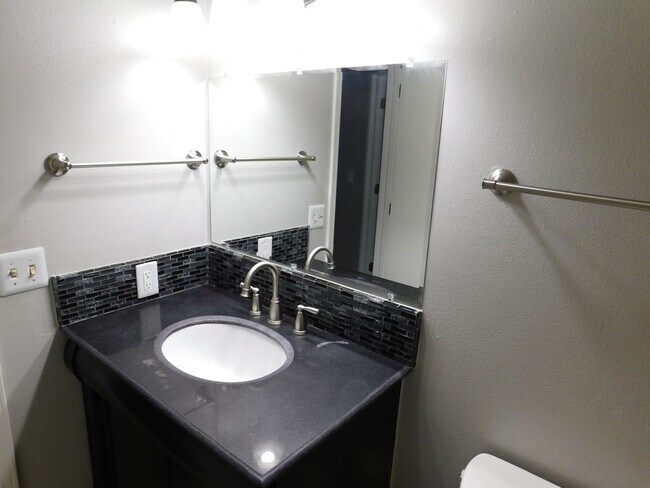 Building Photo - 2 Bed 1.5 Bath Condo
