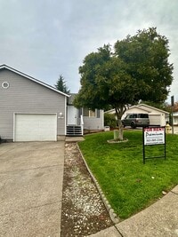 Building Photo - Large Updated Three Bedroom Duplex in Sout...