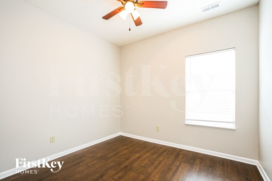 Building Photo - 1301 Greenbriar Wy
