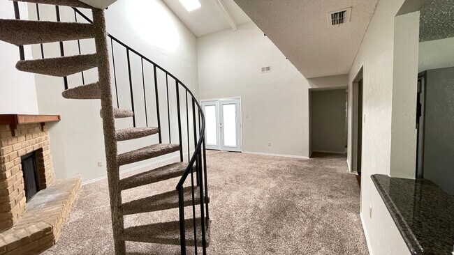 Building Photo - Spacious Townhome in the heart of Irving