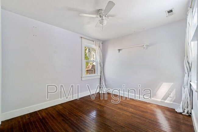Building Photo - 818 W 42nd St