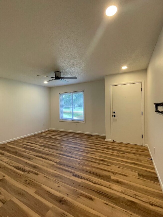 Building Photo - Great Location 3 bedroom 1 bath 1car garage